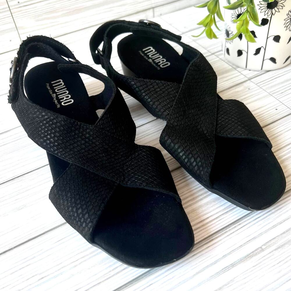 Munro 'Jenny' Black Lizard Print Nubuck Open-Toe Sandals Size: 8.5N Narrow Fit